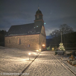 verschneiter Kirchweg