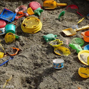 Spielzeug im Sand